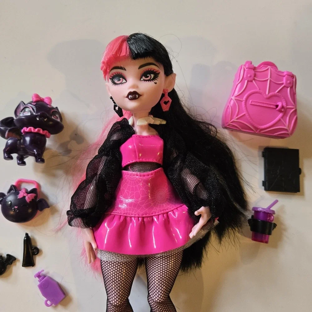 Monster High Draculaura Fashion‎ Doll with Pet Count Fabulous and Accessories